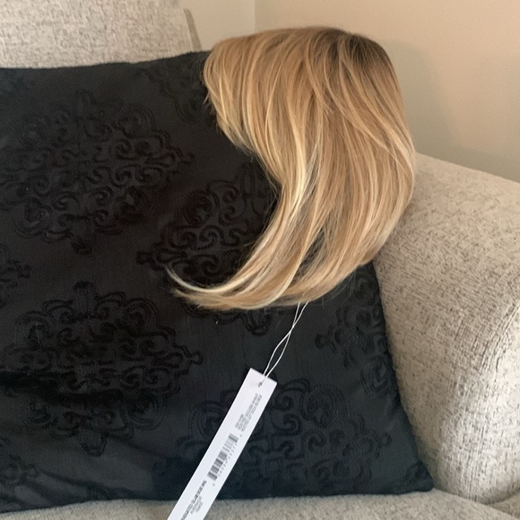 NWT-Hairdo-Graduated Glam Bob Wig - Picture 2 of 10